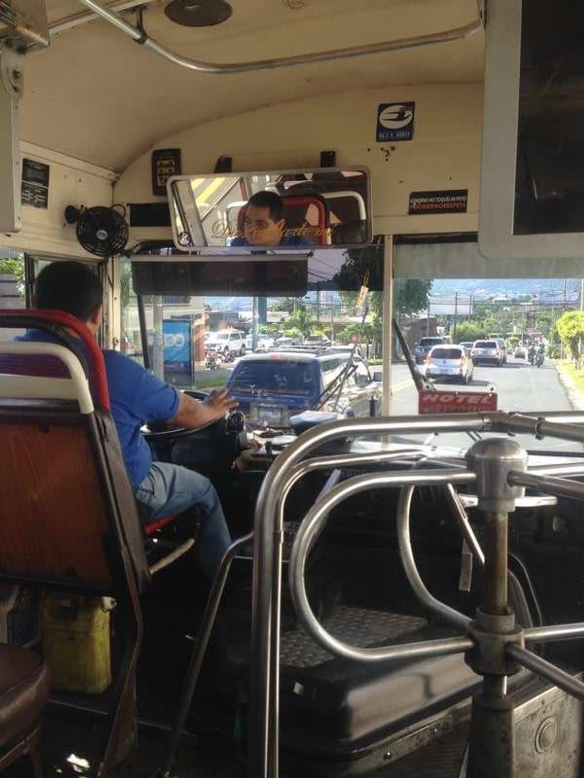 バスに乗りCentroまで、20USセント。エルサルバドルは自国通貨コロン...