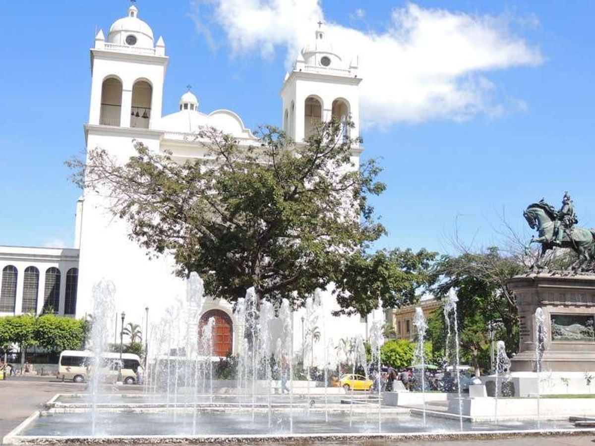 Centroに到着。
ここは安全だ。
街は十数メートルごとに警察やガードが...