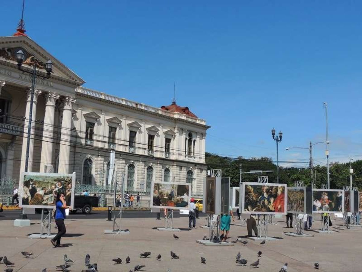 宮殿前の広場にはカトリックの絵画が並んでいた。
が僕はカトリックに関しては...