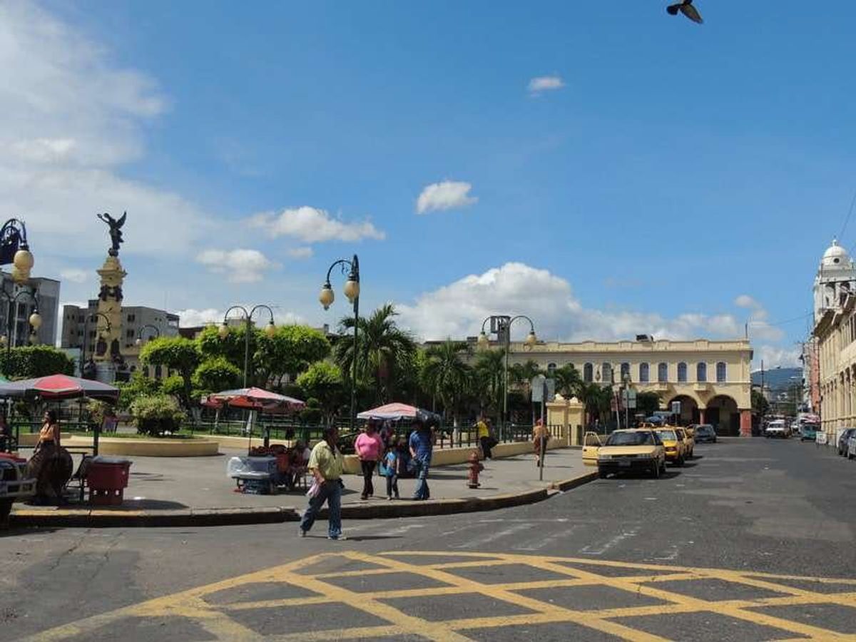 宮殿前の広場にはカトリックの絵画が並んでいた。
が僕はカトリックに関しては...