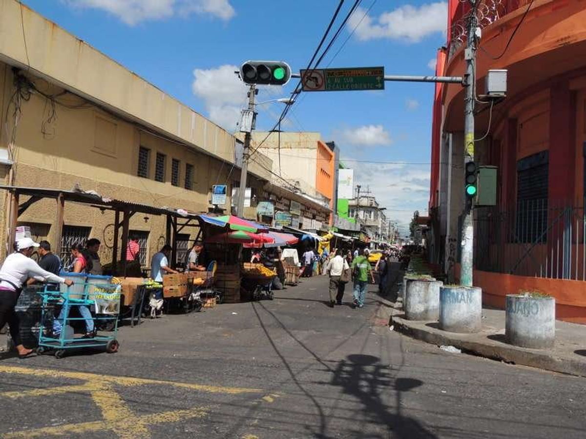 広場の角には市場兼車道（？）。
ここを進んでみることにする。
TICA B...