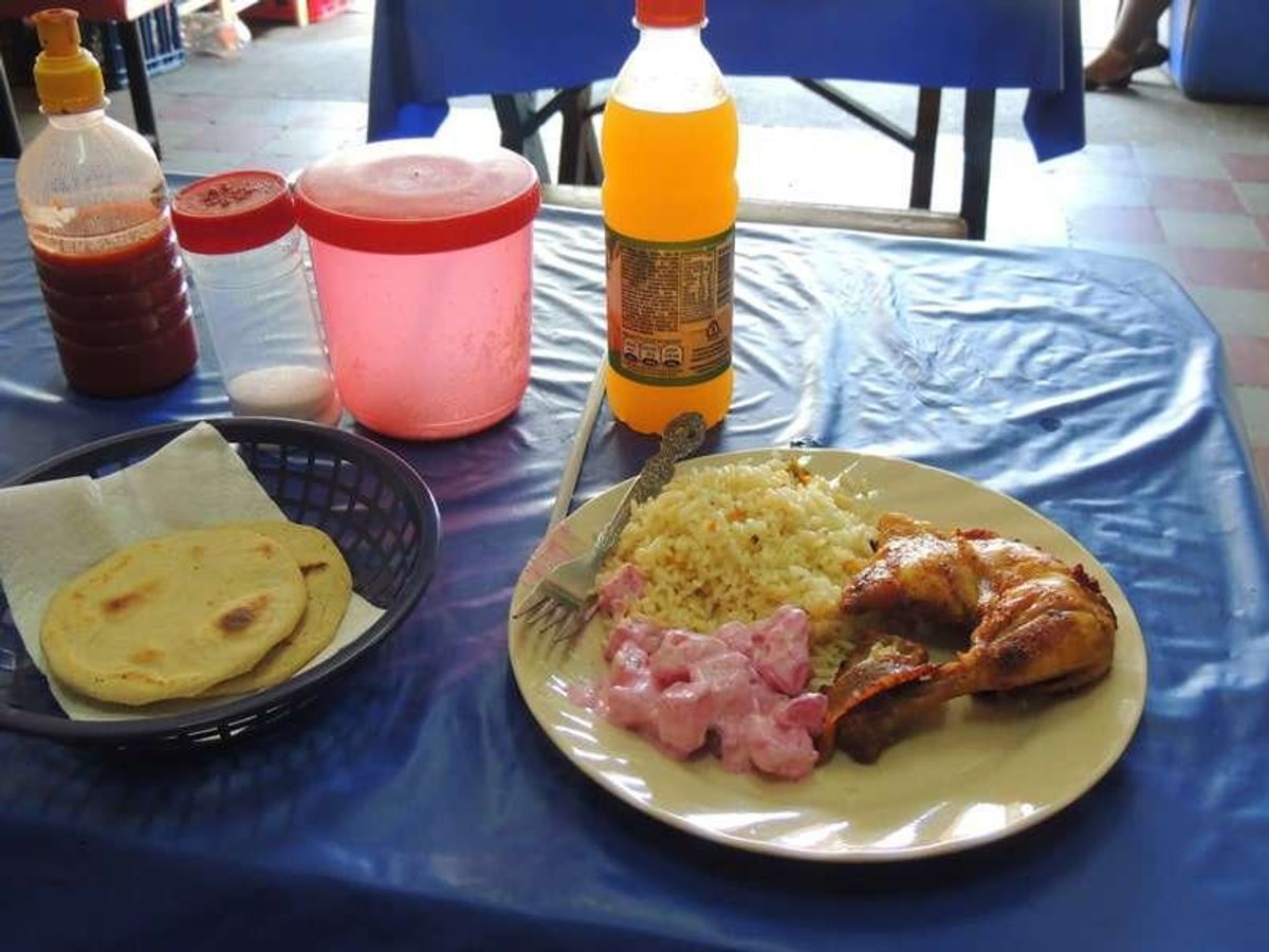 地元の食堂発見。昼食にする。チキン。この辺りは塩味をきかしますね。美味しい...