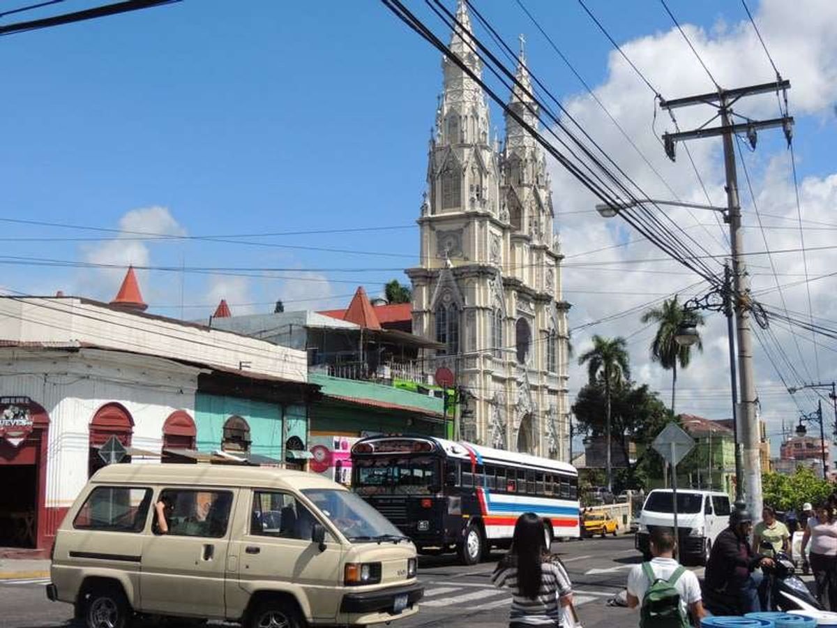地元の食堂発見。昼食にする。チキン。この辺りは塩味をきかしますね。美味しい...
