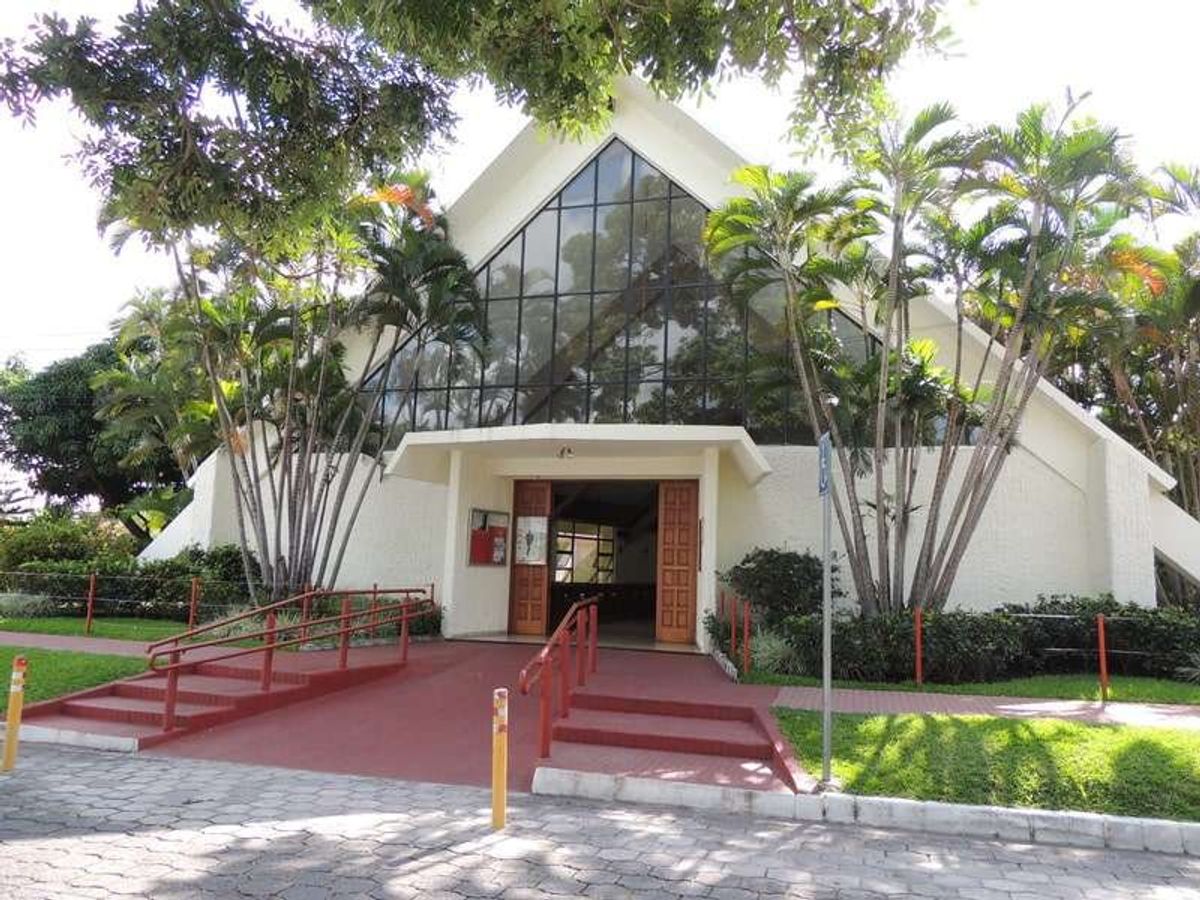 オスカル・ロメロ司教が演説中に暗殺された現場。
アメリカが支援する独裁政権...