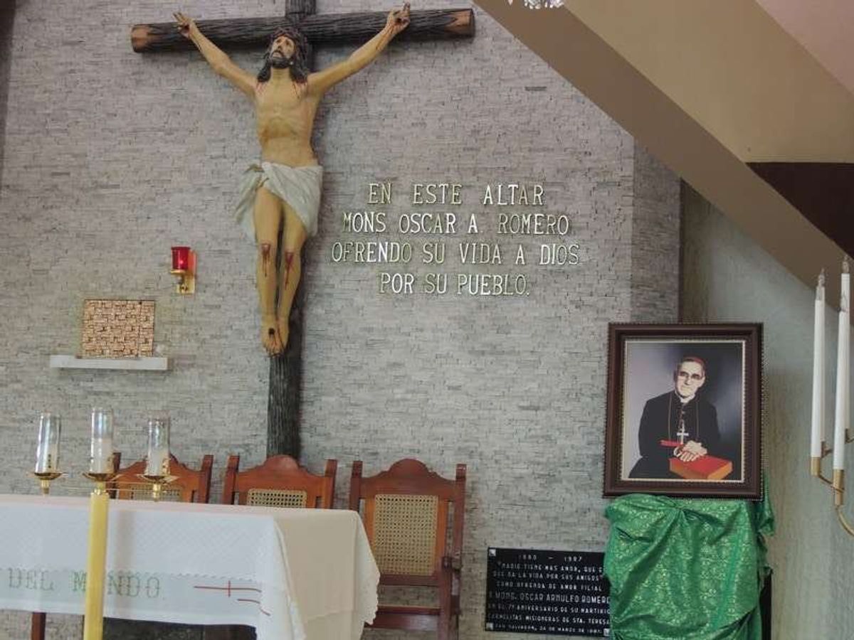 オスカル・ロメロ司教が演説中に暗殺された現場。
アメリカが支援する独裁政権...