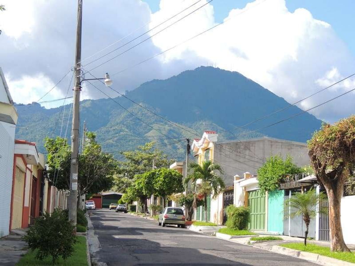 オスカル・ロメロ司教が演説中に暗殺された現場。
アメリカが支援する独裁政権...