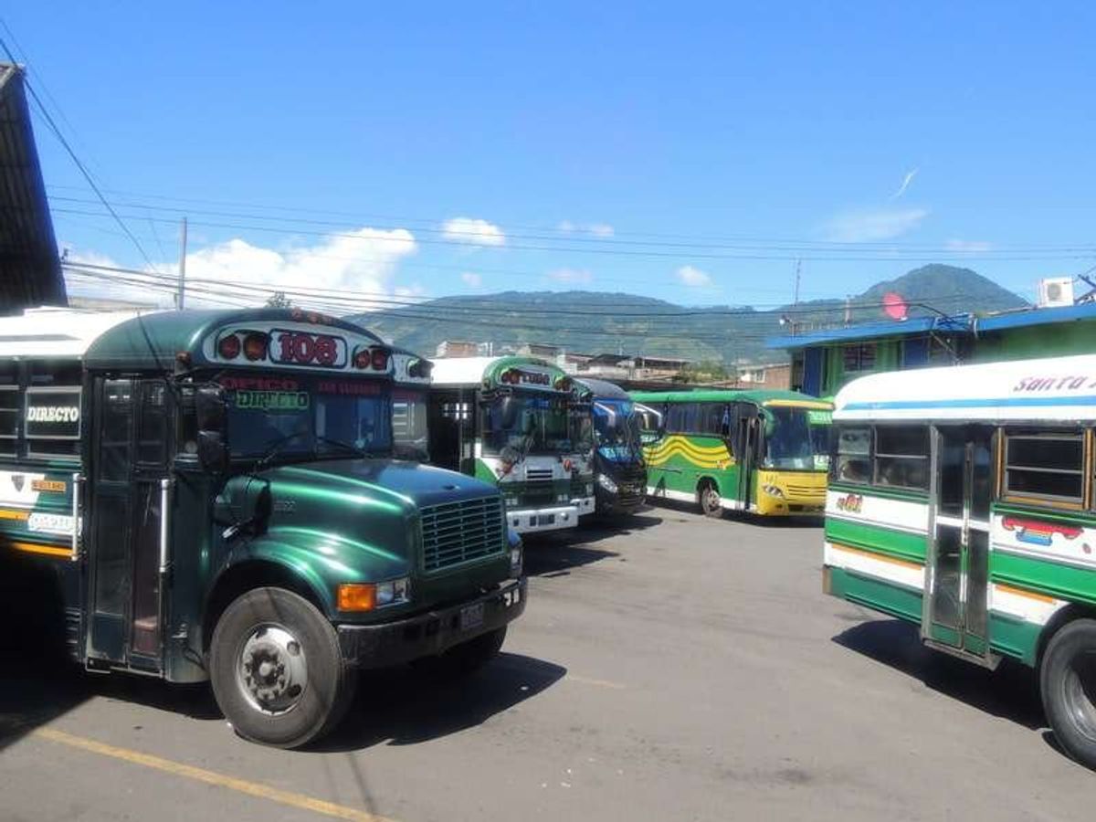 早朝よりサンタ・アナへ向かうべく、市内バスを乗り継いで、西バスターミナルへ...