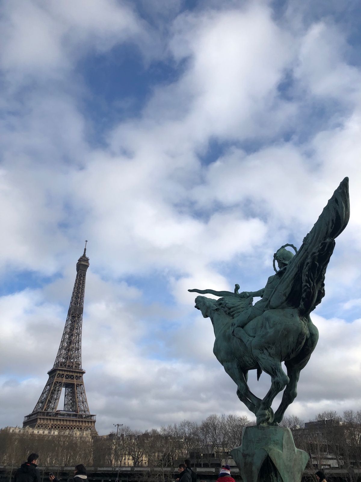 1枚目 セイントシャペル、圧巻のステンドグラス。
2枚目 ジャンヌダルク像...