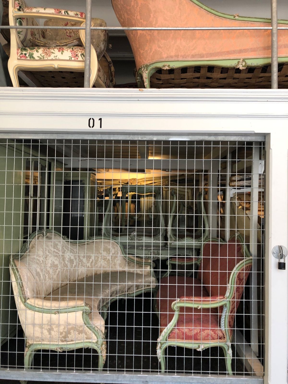 1枚目 穴場の王宮家具博物館。
１つ１つがお宝ですが、物が多すぎて雑に収納...