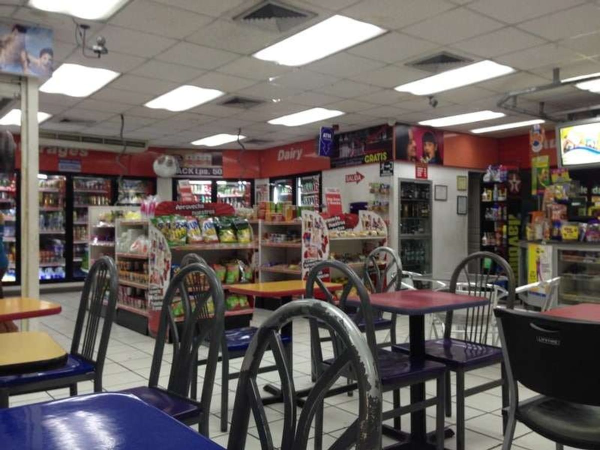 宿についた後、近所のガソリンスタンド併設のコンビニで夕食。
この国も、バス...