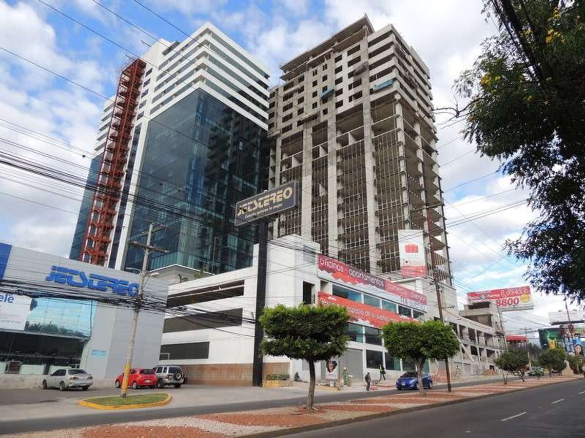 宿で一旦休憩した後、アップタウンを歩く。
新しいビルがラッシュとは言わない...