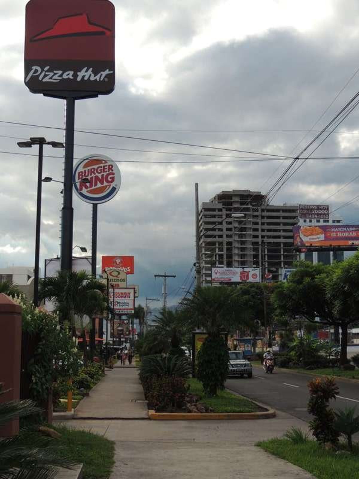 アメリカ資本が並ぶ大通り。

この国は近隣中米諸国の内戦下、内戦のなかった...