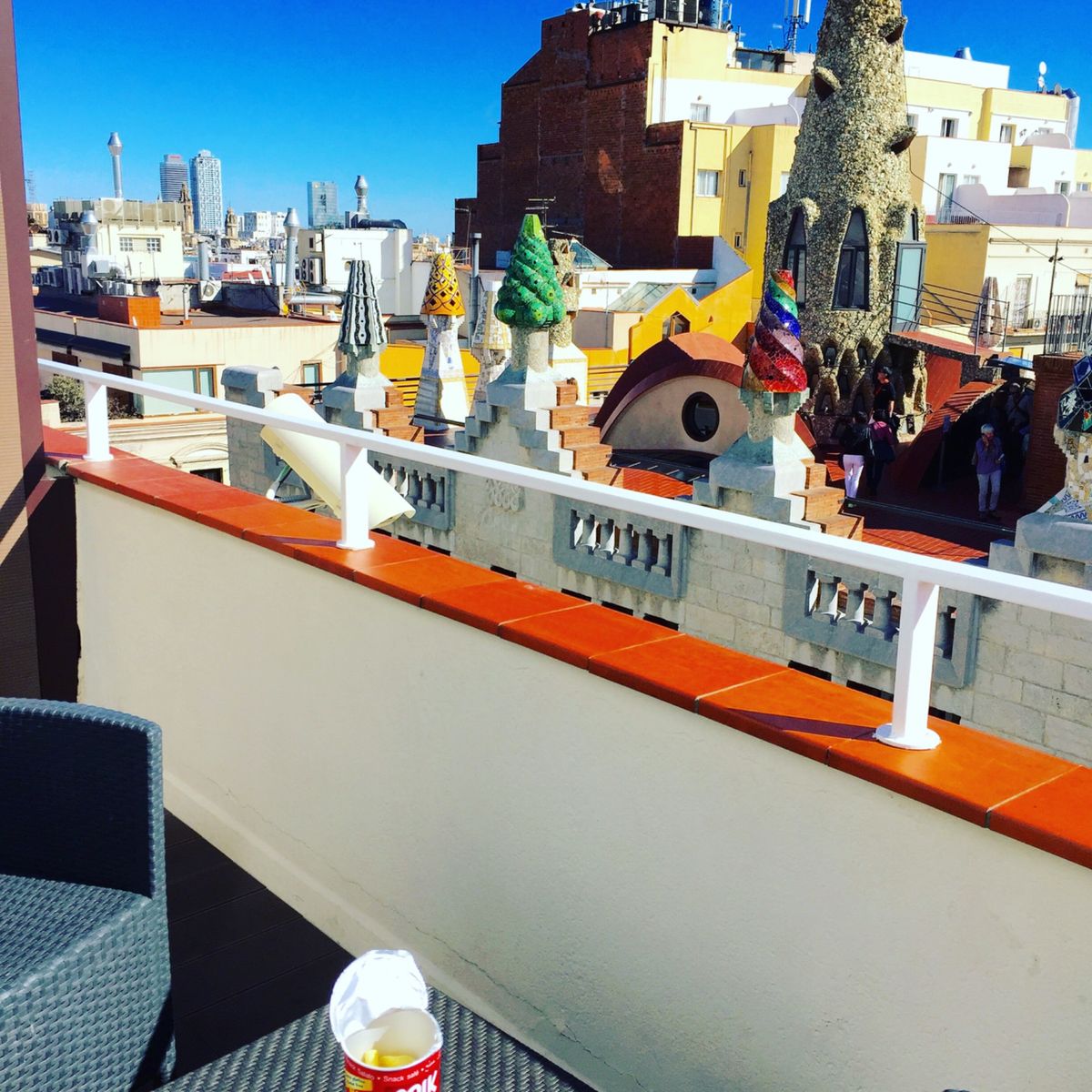 グエル邸の向かいのホテルに。きのこの煙突を眺めて幸せ。