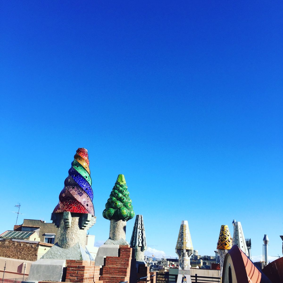 グエル邸の向かいのホテルに。きのこの煙突を眺めて幸せ。