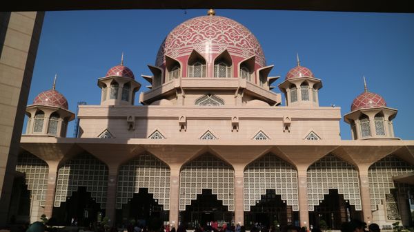 マレーシア・クアラルンプール「マレーシア🇲🇾KLカウントダウン」の写真：プトラジャヤにあるピンクモスク。観光客が...