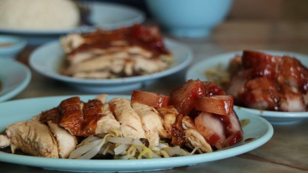 マレーシア・クアラルンプール「マレーシア🇲🇾KLカウントダウン」の写真：チャイナタウンでチキンライスを食べたあと...