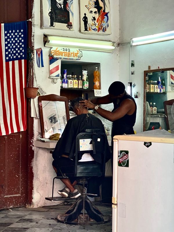 キューバ・ハバナ「1日弾丸ハバナ旅行」の写真：ただの理髪店もオールドハバナだと
ノスタ...