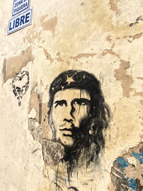 キューバ・ハバナ「1日弾丸ハバナ旅行」の写真：街の中にはゲバラの落書きがあちこちに

...
