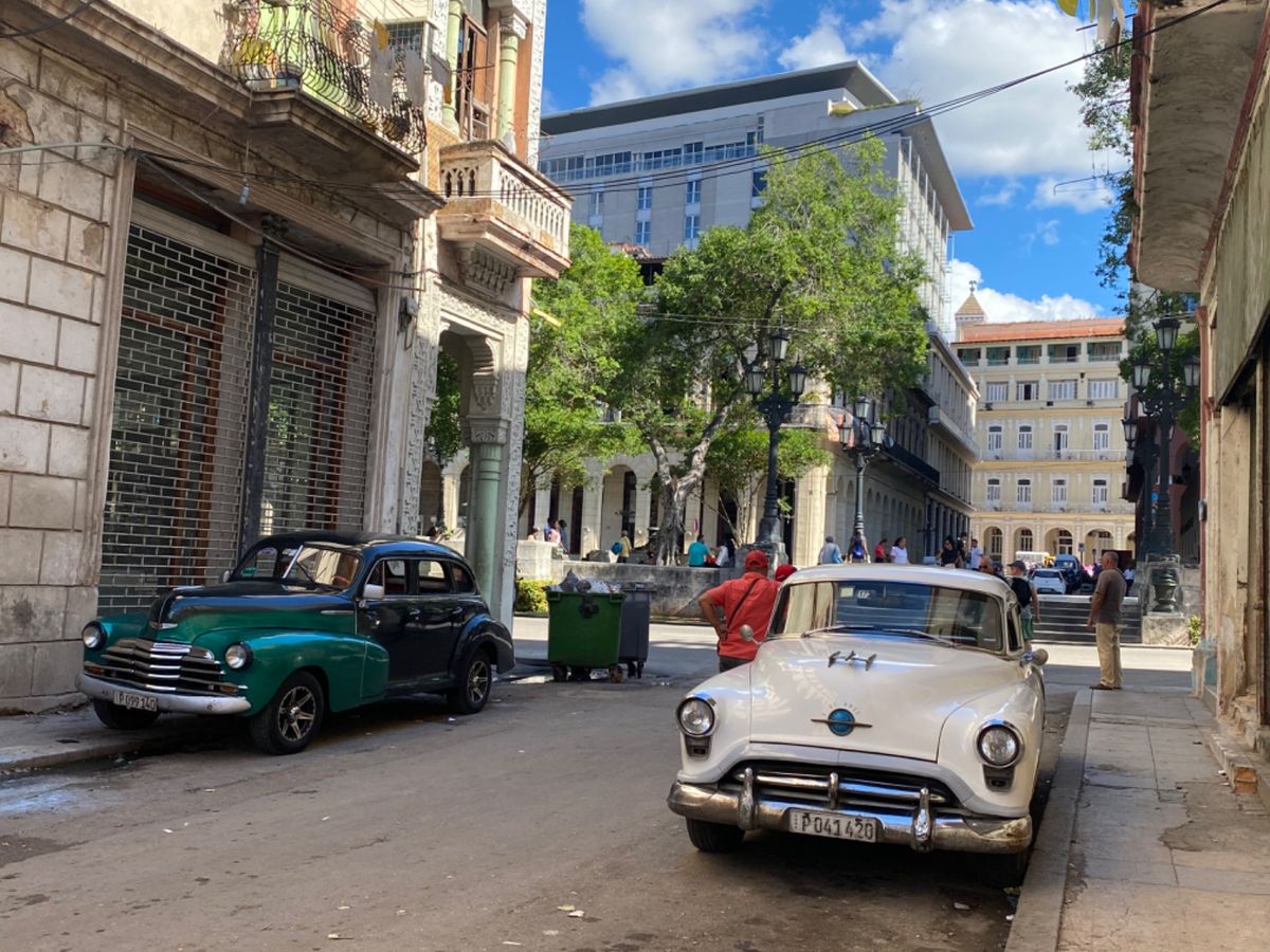 街の中にはゲバラの落書きがあちこちに

街中にはオールドカーが本当にあちら...