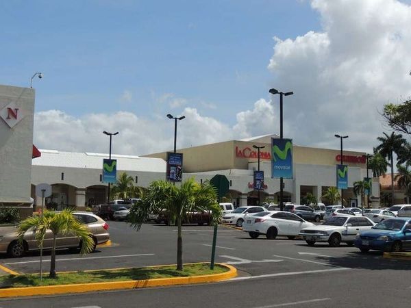 ニカラグア・グラナダ「2015年 ニカラグア 首都マナグアと古都レオン、グラナダ」の写真:インターコンチネンタル前の近代的なショッ...