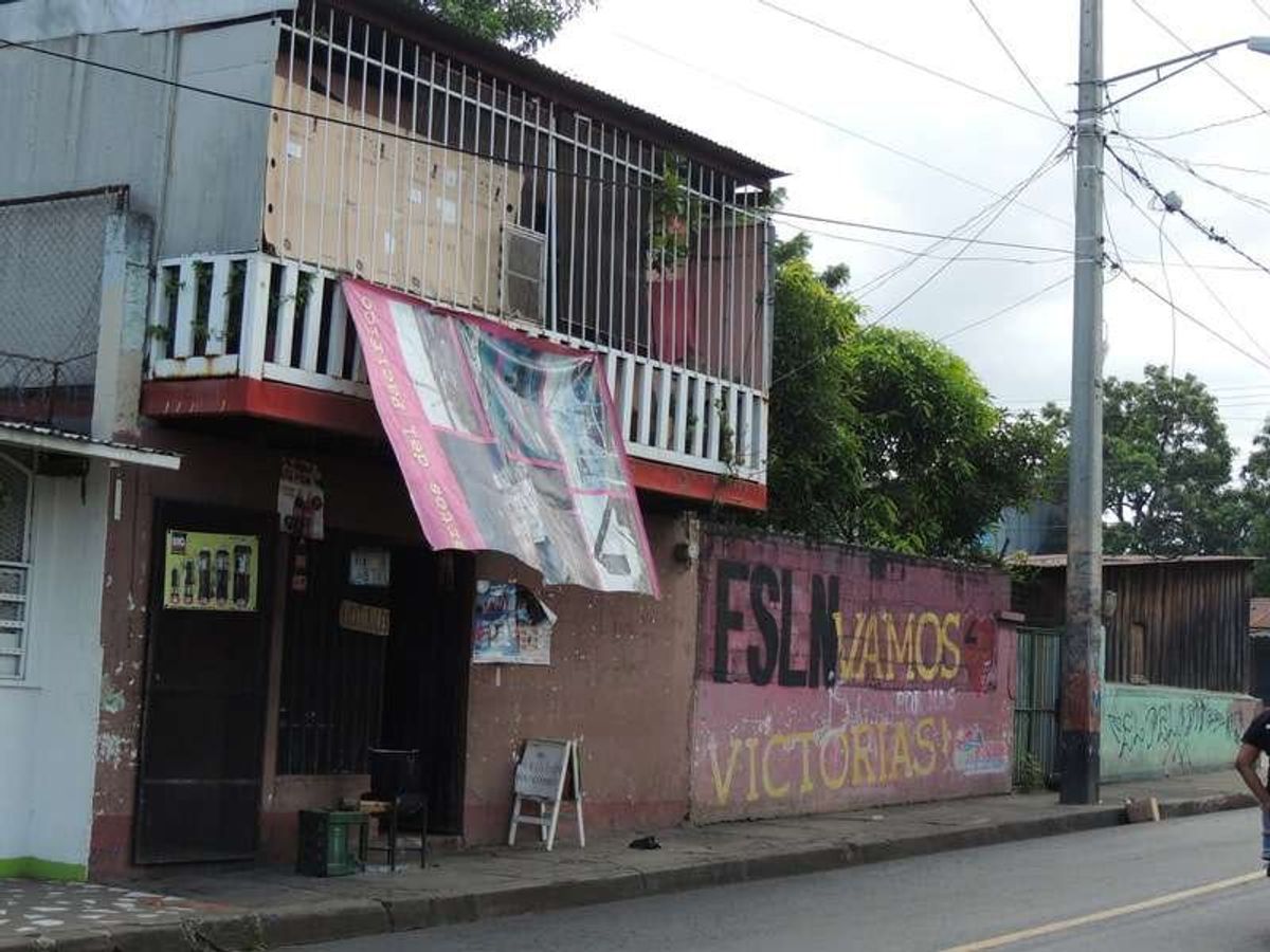 現在の左翼政権政党で過去の反政府運動組織、サンディニスタのロゴFSLNをい...