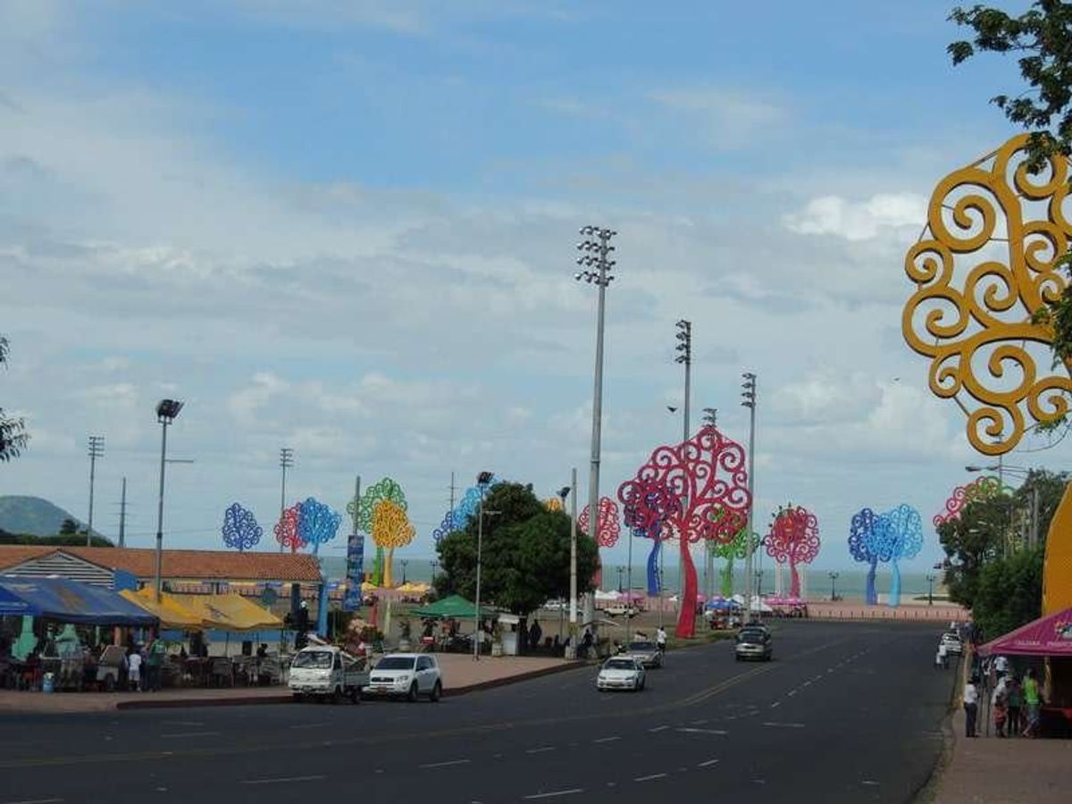 湖へ向かう通りは屋台など少し？活気にあふれていた。
また変な外套モニュメント