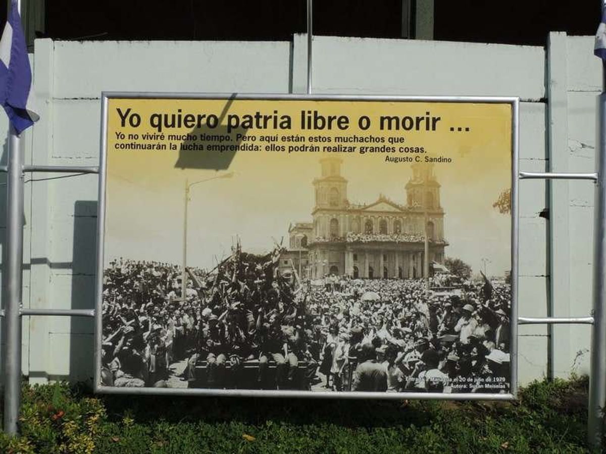 政府系らしき建物が並ぶ通りの間に、
現政権のFSLNの軌跡の紹介パネルが並...