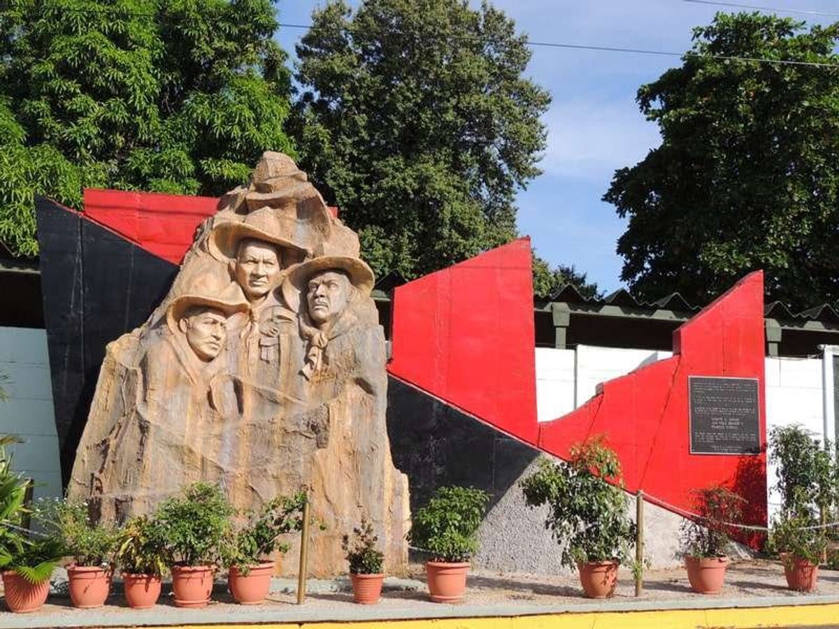 政府系らしき建物が並ぶ通りの間に、
現政権のFSLNの軌跡の紹介パネルが並...