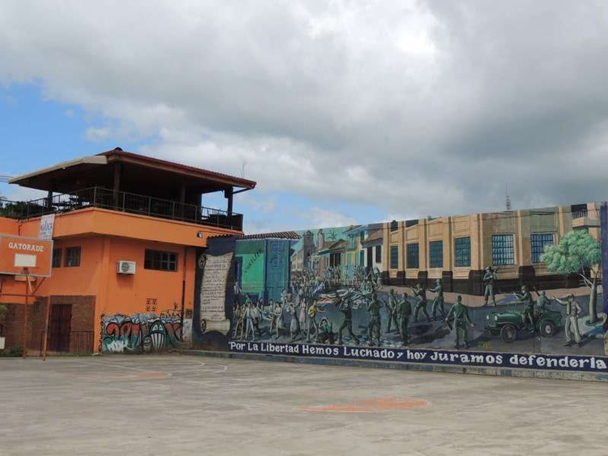 アメリカ傀儡の独裁政権下での圧政を描いたと思われる壁画。

