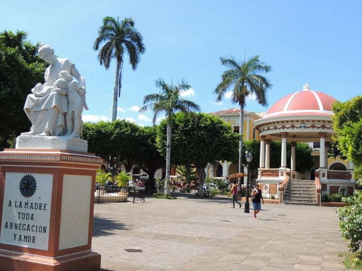 首都マナグアから1時間ほどで古都グラナダに到着。
想像以上に美しい古都だっ...