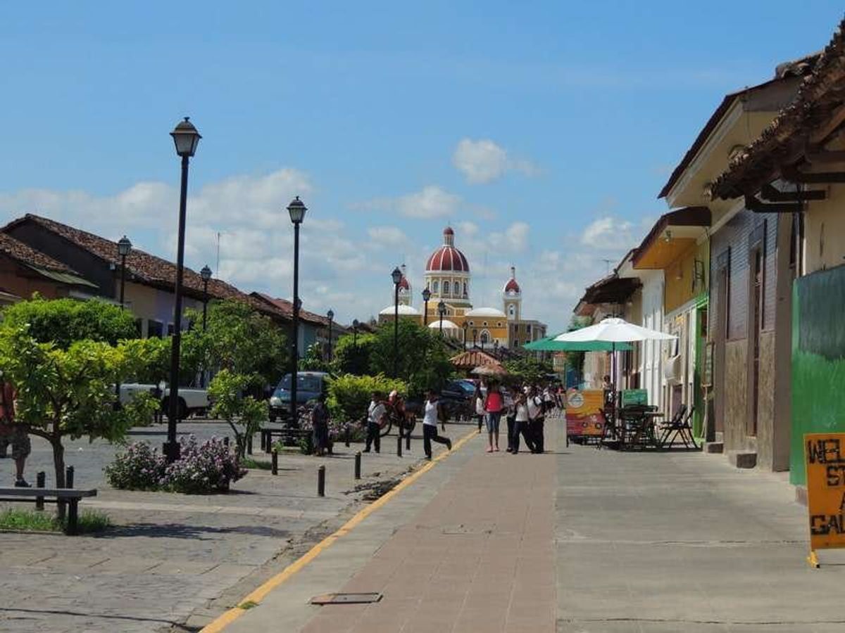 首都マナグアから1時間ほどで古都グラナダに到着。
想像以上に美しい古都だっ...