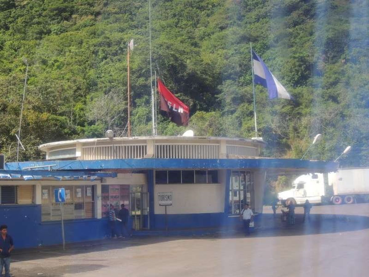 早朝、バスにてマナグアを発つバスでエルサルバドルに戻る。
ニカラグアを出国...