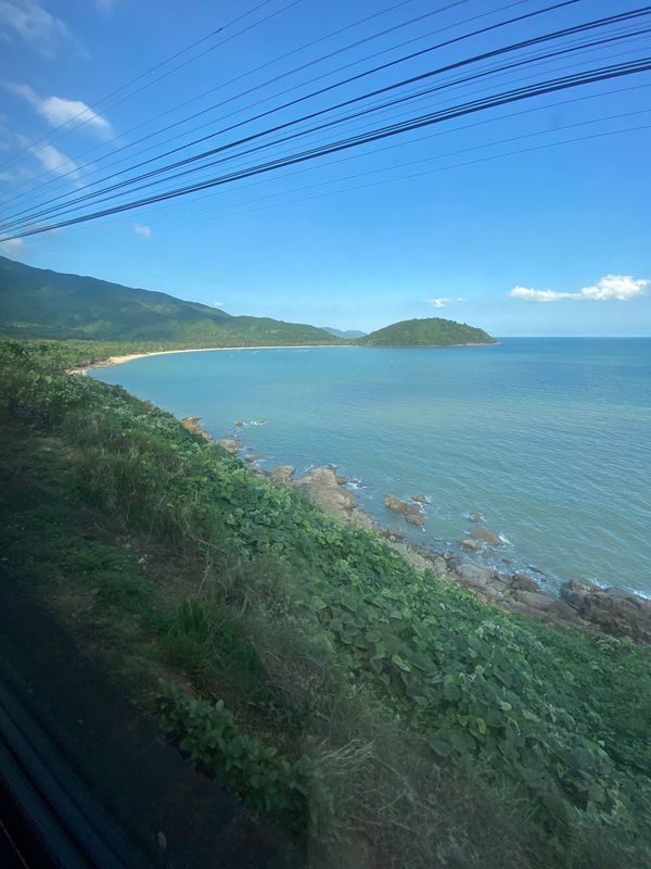 ベトナム・ハノイ「ベトナム統一鉄道の旅」の写真：綺麗な景色を見つつお酒を飲む最高の時間‼...