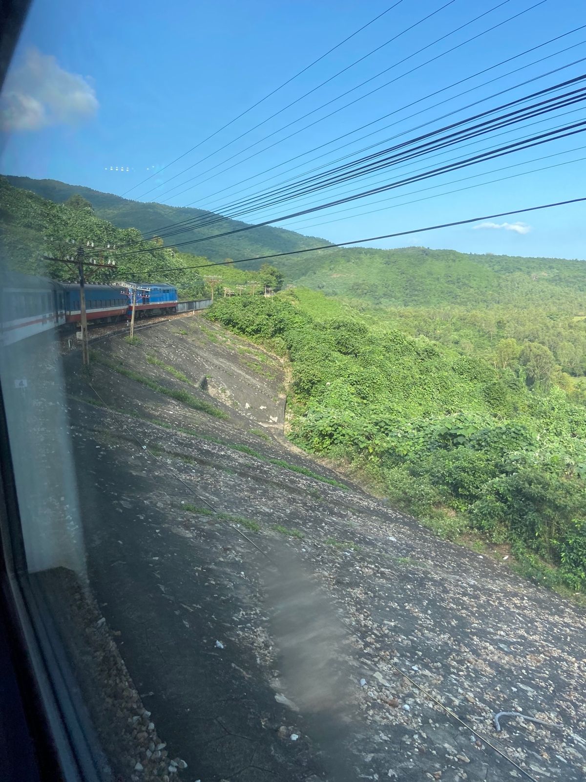 綺麗な景色を見つつお酒を飲む最高の時間‼︎
こんな景色が見れる鉄道旅やめら...
