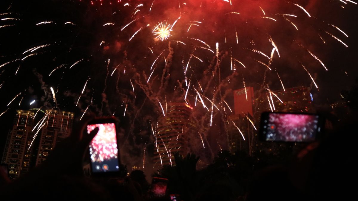 クアラルンプールのペトロナスツインタワーでカウントダウン。普段人混みは嫌い...