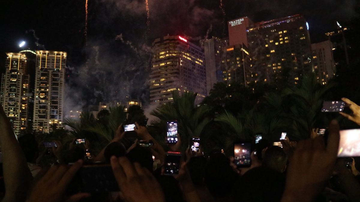 クアラルンプールのペトロナスツインタワーでカウントダウン。普段人混みは嫌い...