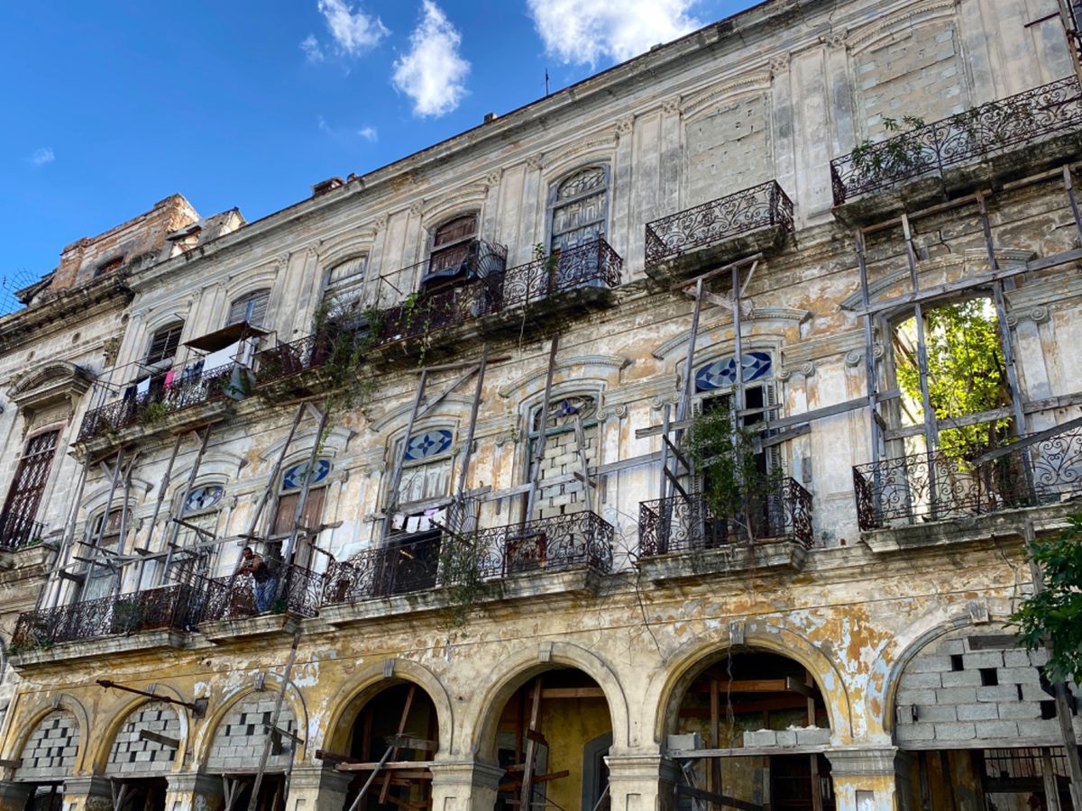 オールドハバナでは路上のあちこちで野菜や花が売られてました

どこを切り取...