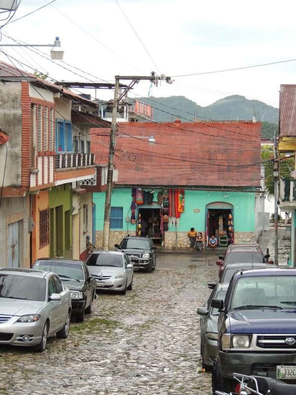 ベリーズシティを10：00に出たバスは、16：00ごろフローレスに到着。