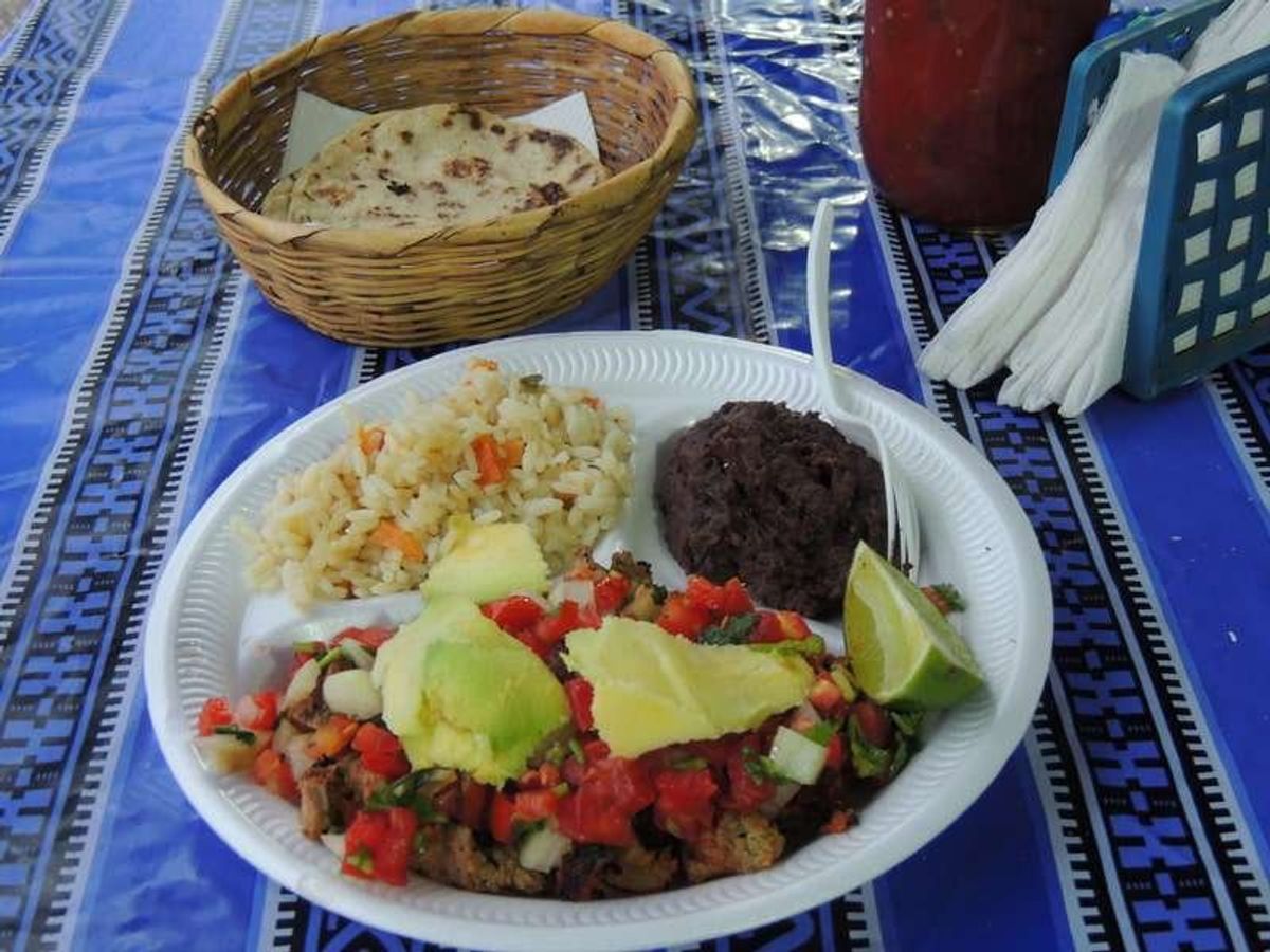 ベリーズシティを10：00に出たバスは、16：00ごろフローレスに到着。