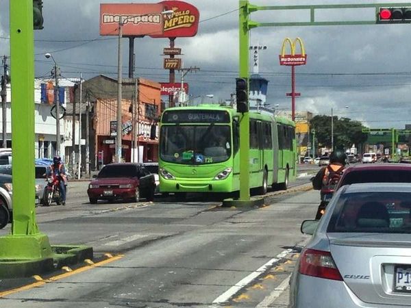 グアテマラ・グアテマラシティ「2015年 グアテマラ　首都グアテマラシティ　古都アンティグア」の写真：エルサルバドルの首都サンサルバドルを早朝...