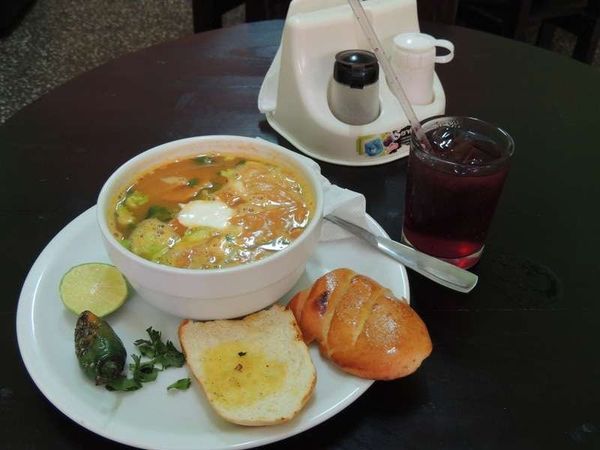 グアテマラ・グアテマラシティ「2015年 グアテマラ　首都グアテマラシティ　古都アンティグア」の写真：グアテマラシティーのメインストリート、
...