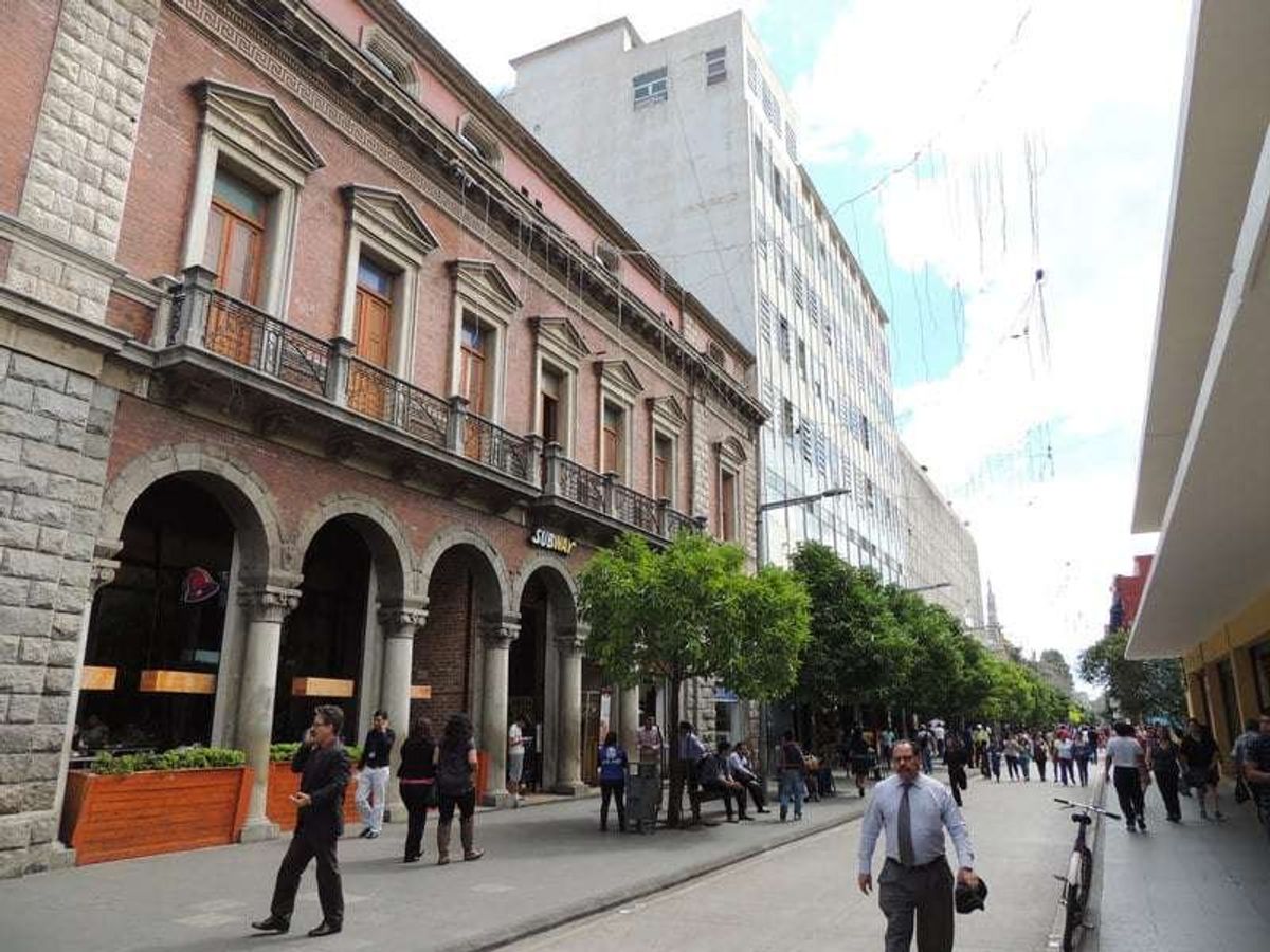 グアテマラシティーのメインストリート、
6A Avenida

