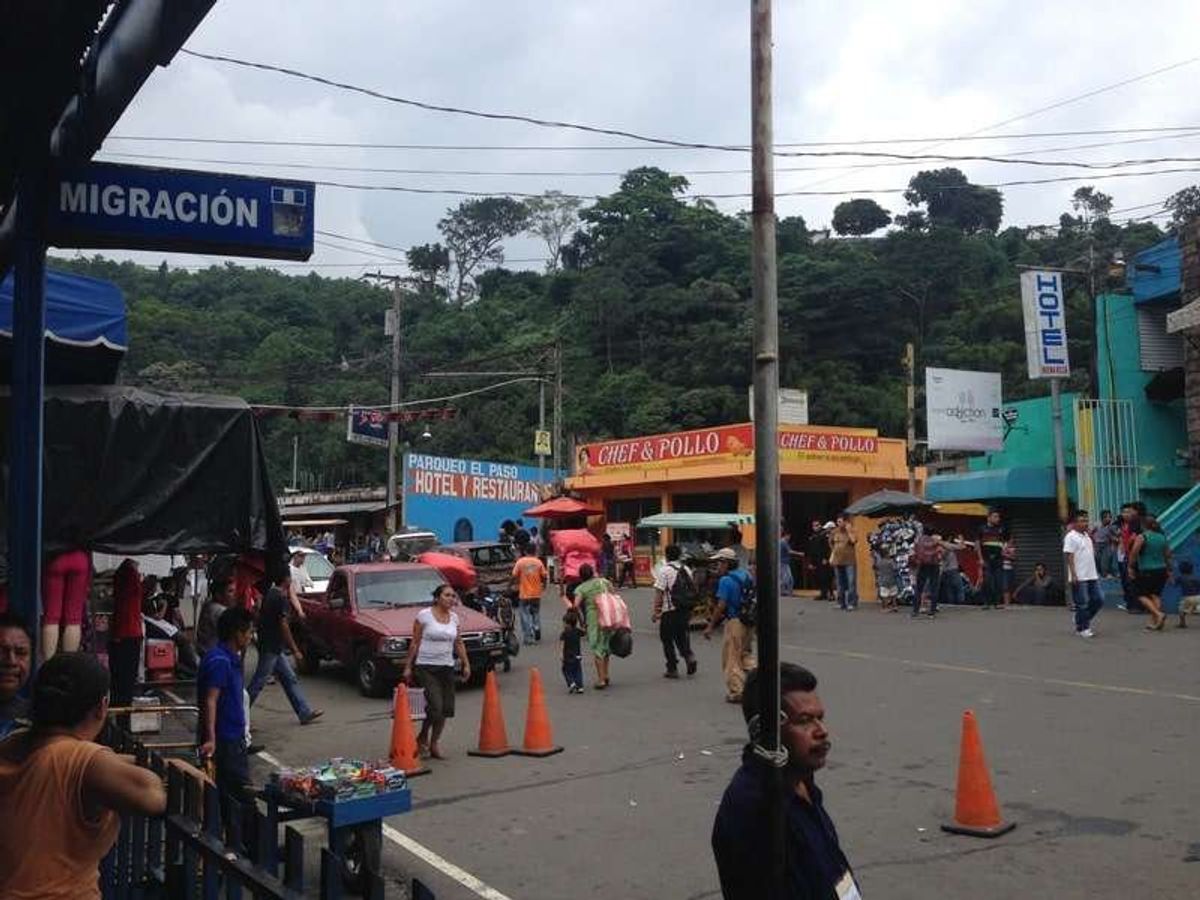 グアテマラシティー発7：15のバスは6時間半後にメキシコ国境に到着。
メキ...