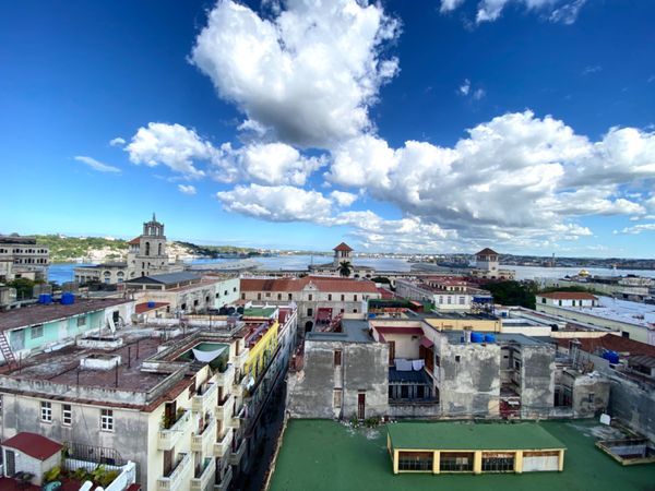 キューバ・ハバナ「1日弾丸ハバナ旅行」の写真：Cámara Oscura

ハバナの街...