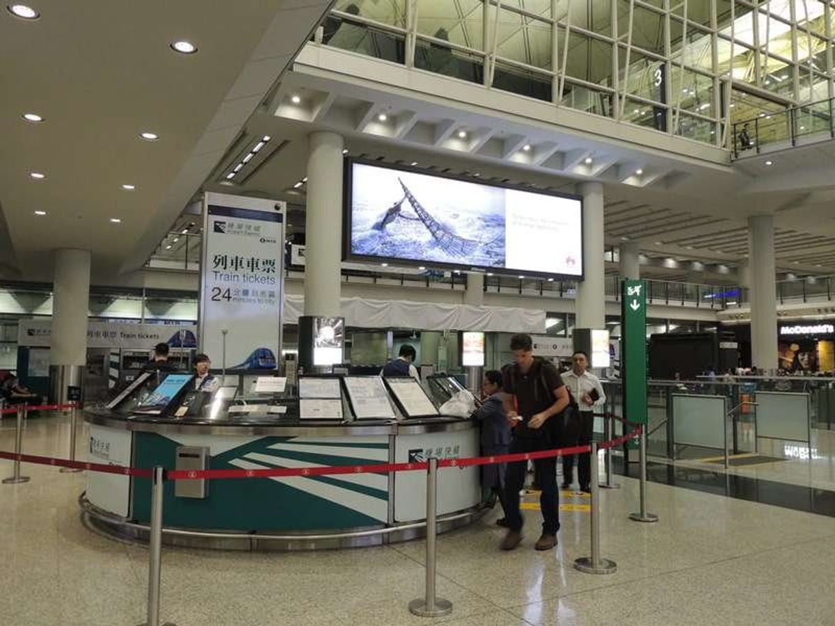 香港の空港でオクトパスカードを手に入れる。
日本のSuicaより導入が早く...