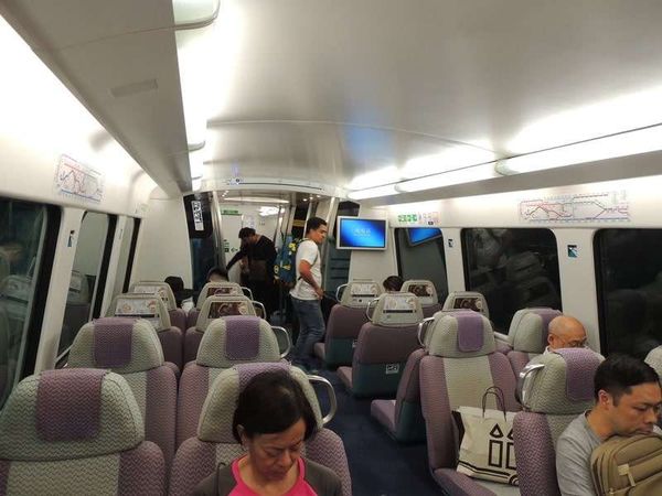 香港「2016年 香港4泊5日」の写真：新幹線みたいなのが来たと喜んでいたら、街...