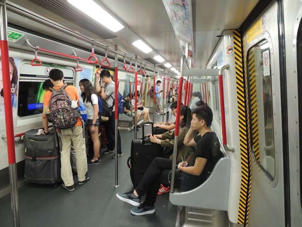 新幹線みたいなのが来たと喜んでいたら、街までHK$100もした。
これに乗...