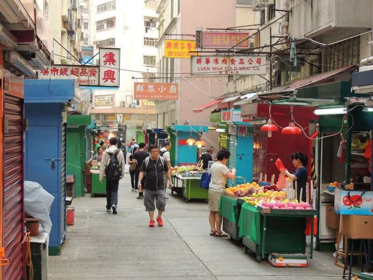 市場でリンゴをHK$2で買って食べる。