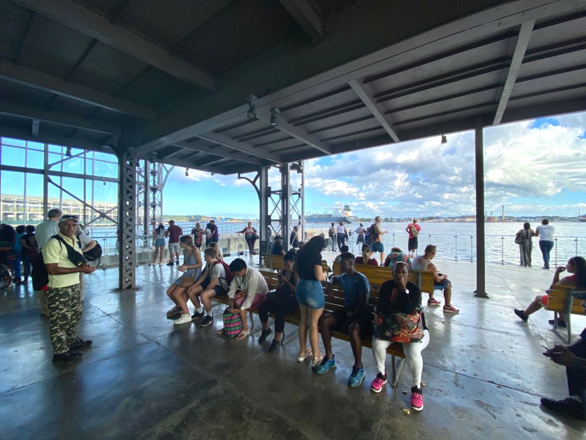 街を歩いていたら
フェリー乗り場っぽい建物が⛴

乗り方とかどこに向かう船...