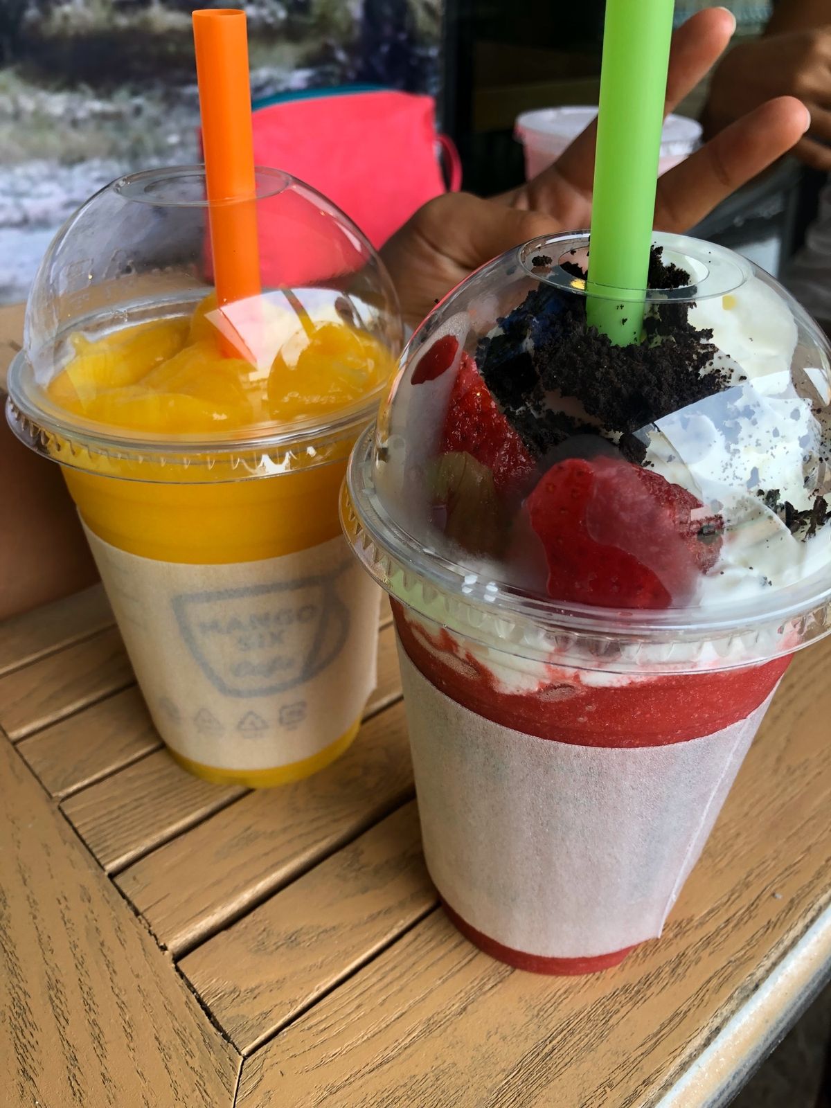 1枚目、mango sixのマンゴースムージーとストロベリースムージー。レ...